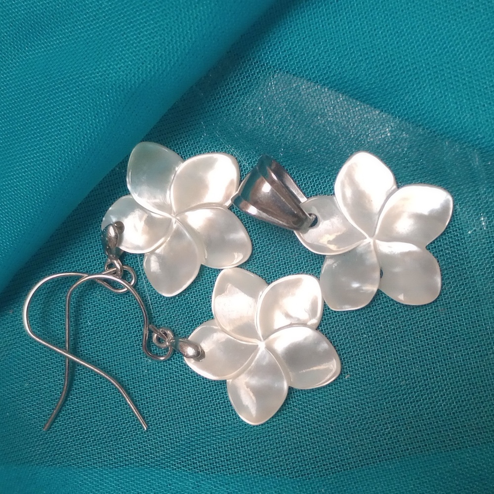 Mother of Pearl Earring and Pendant Set
